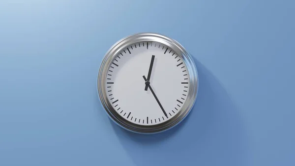 Horloge Chrome Brillant Sur Mur Bleu Douze Heures Vingt Cinq — Photo