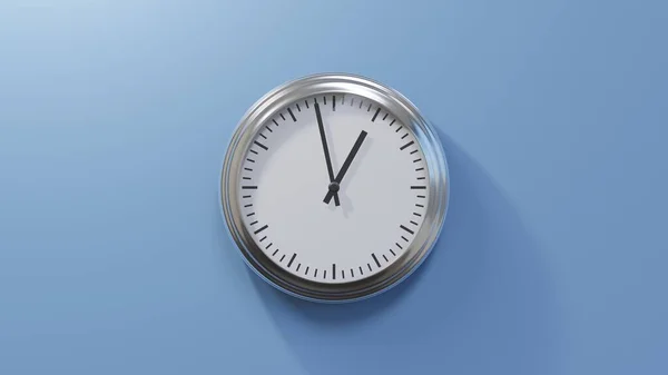 Chromglänzende Uhr Einer Blauen Wand Achtundfünfzig Nach Zwölf Ist Oder — Stockfoto