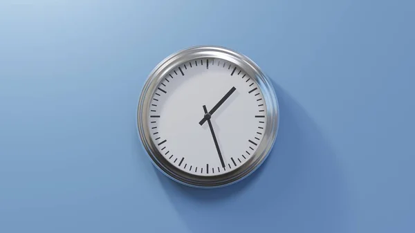 Γυαλιστερό Ρολόι Χρωμίου Ένα Μπλε Τοίχο Στις Ώρα Είναι — Φωτογραφία Αρχείου