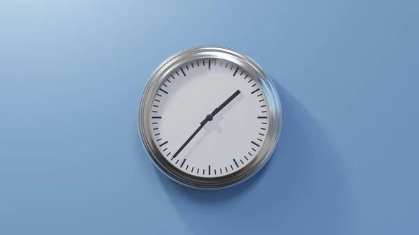 Chromglänzende Uhr Einer Blauen Wand Siebenunddreißig Nach Eins Ist Oder — Stockfoto