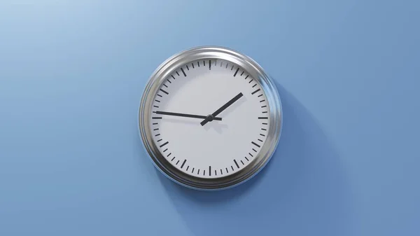 Chromglänzende Uhr Einer Blauen Wand Sechsundvierzig Nach Eins Ist Oder — Stockfoto