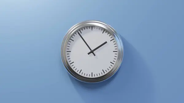 Horloge Chromée Brillante Sur Mur Bleu Cinquante Quatre Heures Est — Photo
