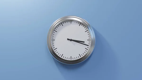 Глянцевые Хромированные Часы Голубой Стене Восемнадцать Минут Третьего Время — стоковое фото