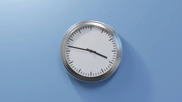 Horloge Chromée Brillante Sur Mur Bleu Quarante Sept Heures Trois — Photo