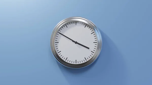 Reloj Cromado Brillante Una Pared Azul Las Cuatro Menos Diez — Foto de Stock