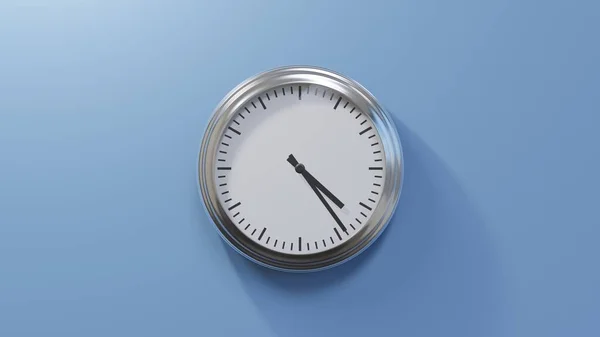 Reloj Cromado Brillante Una Pared Azul Las Cuatro Veinticuatro Hora — Foto de Stock