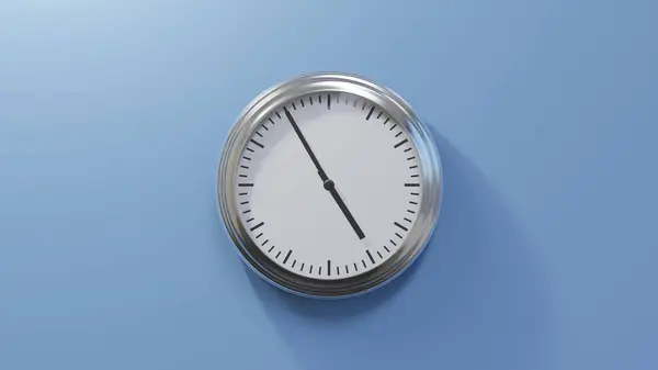 Reloj Cromado Brillante Una Pared Azul Cinco Cinco Hora —  Fotos de Stock