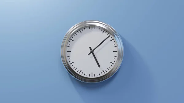 Chromglänzende Uhr Einer Blauen Wand Acht Nach Fünf Ist Oder — Stockfoto