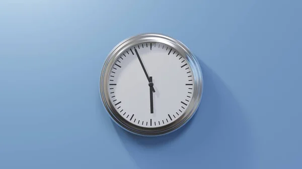 Chromglänzende Uhr Einer Blauen Wand Sechsundfünfzig Nach Fünf Ist Oder — Stockfoto