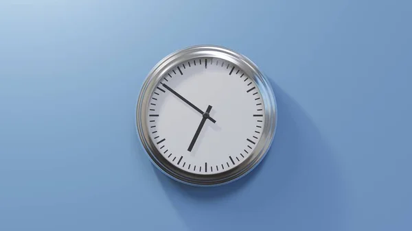 Reloj Cromado Brillante Una Pared Azul Las Seis Cincuenta Hora — Foto de Stock