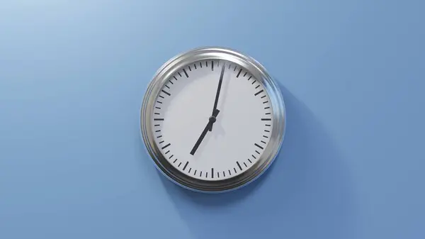 Глянцевые Хромированные Часы Голубой Стене Два Половиной Восьмого Время — стоковое фото