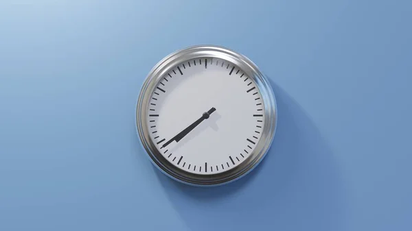 Глянцевые Хромированные Часы Голубой Стене Тридцать Девять Минут Восьмого Время — стоковое фото
