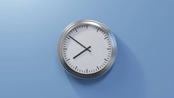 Reloj Cromado Brillante Una Pared Azul Las Siete Cincuenta Hora — Foto de Stock