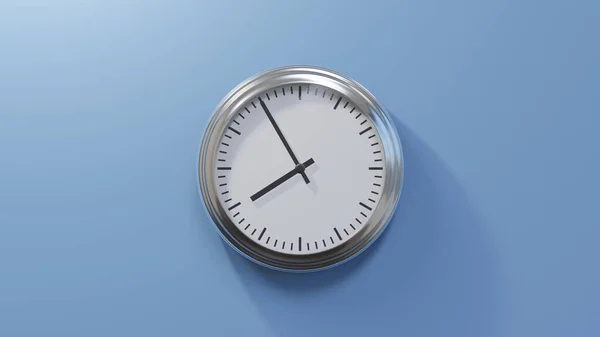 Reloj Cromado Brillante Una Pared Azul Cinco Ocho Hora — Foto de Stock
