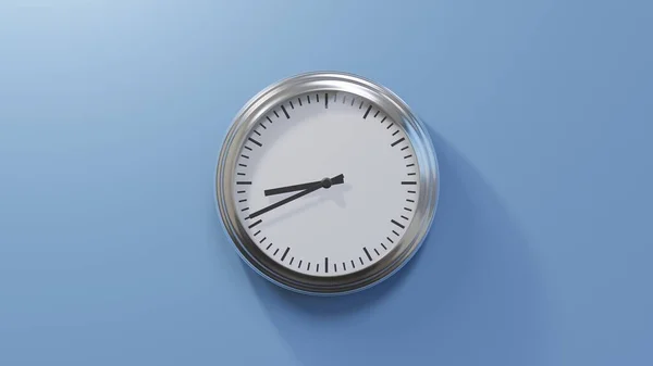 Reloj Cromado Brillante Una Pared Azul Las Ocho Cuarenta Hora — Foto de Stock