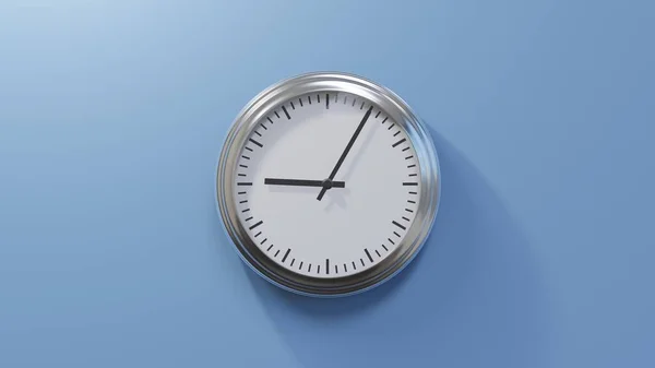 Reloj Cromado Brillante Una Pared Azul Las Nueve Cinco Hora — Foto de Stock