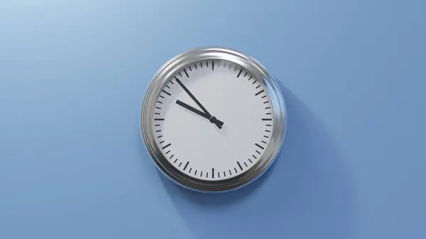 Ceasul Cromat Lucios Perete Albastru Cincizeci Trei Nouă Ora Este — Fotografie, imagine de stoc