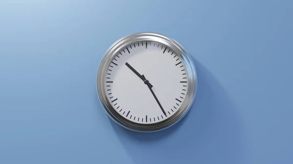 Глянцевые Хромированные Часы Голубой Стене Двадцать Пять Минут Десятого Время — стоковое фото