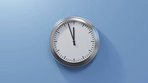 ブルーの壁に光沢のあるクロムの時計 過去11時 時間は11 57または23 57です — ストック写真