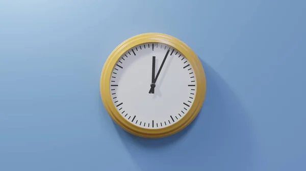 Saat Geçe Mavi Bir Duvarda Parlak Turuncu Bir Saat Saat — Stok fotoğraf