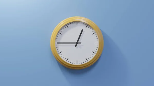 蓝色墙上的一个光滑的橙色钟 1点25分 时间是00 45或12 — 图库照片