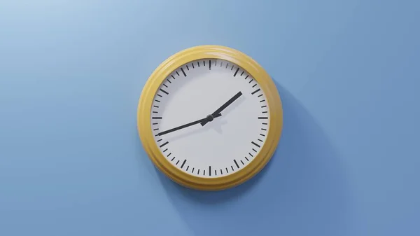 Relógio Laranja Brilhante Uma Parede Azul Quarenta Dois Passado Tempo — Fotografia de Stock