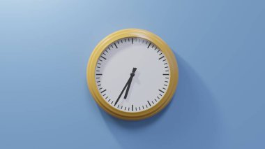 Altıyı otuz beş geçe mavi bir duvarda parlak turuncu bir saat. Saat 06: 35 ya da 18: 35.