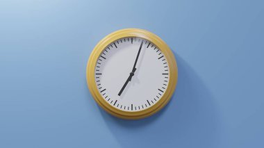 Saat yediyi üç geçe mavi bir duvarda parlak turuncu bir saat. Saat 07: 03 ya da 19: 03.