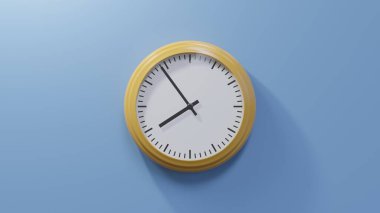 Yediyi kırk dört geçe mavi bir duvarda parlak turuncu bir saat. Saat 07: 54 ya da 19: 54.