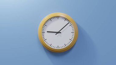 Saat dokuzu sekiz geçe mavi bir duvarda parlak turuncu bir saat. Saat 09: 08 ya da 21: 08.