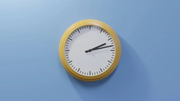Saat Ikiyi Geçe Mavi Bir Duvarda Parlak Turuncu Bir Saat — Stok fotoğraf