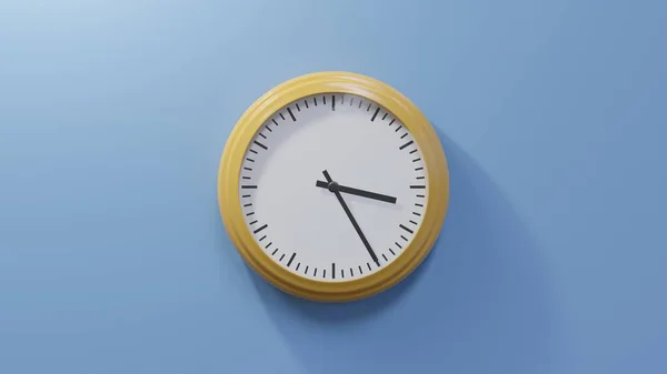 Reloj Naranja Brillante Una Pared Azul Las Tres Veinticinco Hora —  Fotos de Stock