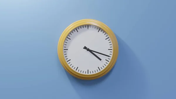 Reloj Naranja Brillante Una Pared Azul Las Cuatro Dieciocho Hora —  Fotos de Stock