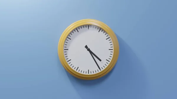 Reloj Naranja Brillante Una Pared Azul Las Cuatro Veinticinco Hora — Foto de Stock