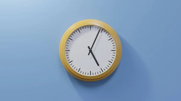Relógio Laranja Brilhante Numa Parede Azul Quatro Cinco Tempo — Fotografia de Stock