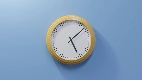 Relógio Laranja Brilhante Numa Parede Azul Oito Cinco Tempo — Fotografia de Stock