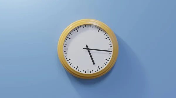 Reloj Naranja Brillante Una Pared Azul Las Cinco Dieciséis Hora — Foto de Stock