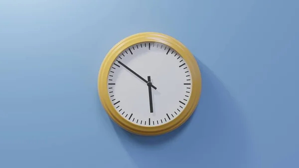 Reloj Naranja Brillante Una Pared Azul Las Cinco Cincuenta Hora — Foto de Stock