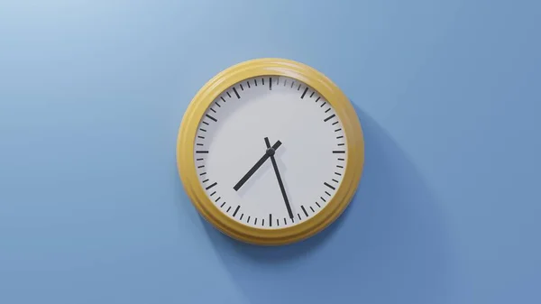 Reloj Naranja Brillante Una Pared Azul Las Siete Veintisiete Hora — Foto de Stock