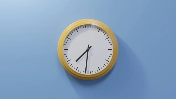 七点半的时候 蓝色的墙上挂着一个光滑的橙色钟 时间是07 31或19 — 图库照片