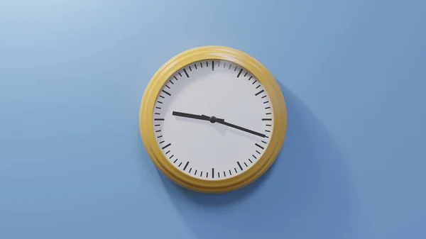 Relógio Laranja Brilhante Numa Parede Azul Nove Dezoito Tempo — Fotografia de Stock