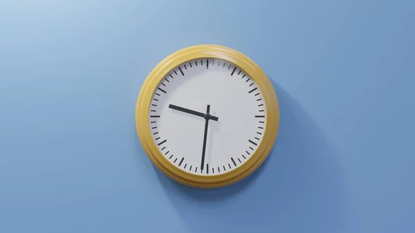 青色の壁に光沢のあるオレンジ色の時計は 過去9時31分 時間は09 31または21 31です — ストック写真