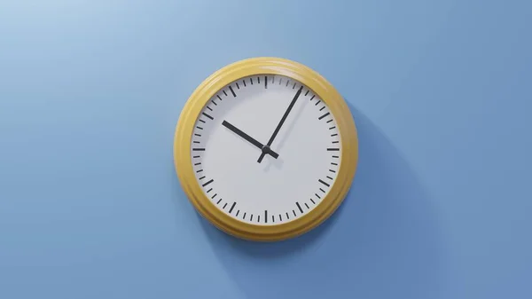 10点5分 蓝色的墙上挂着一个光滑的橙色钟 时间是10 05或22 — 图库照片