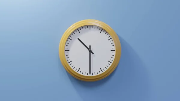 Saat Buçukta Mavi Bir Duvarda Parlak Turuncu Bir Saat Saat — Stok fotoğraf