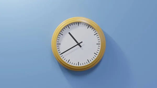 蓝色墙上20点到11点的一个光滑的橙色钟 时间是10 40或22 — 图库照片