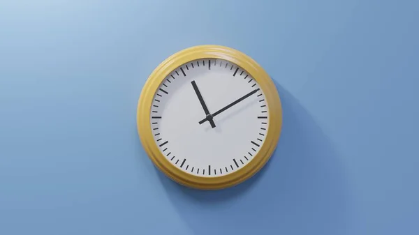 青色の壁に光沢のあるオレンジ色の時計は 過去10 11時 時間は11 10または23 10です — ストック写真