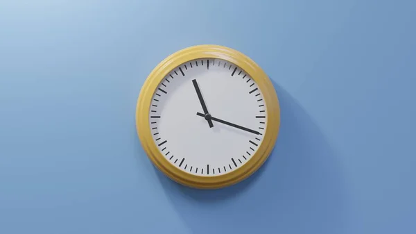 十一点半的时候 蓝色的墙上挂着一个光滑的橙色钟 时间是11 18或23 — 图库照片