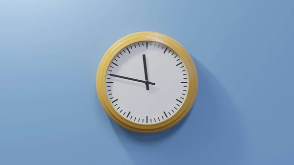 Glänzend Orange Uhr Einer Blauen Wand Siebenundvierzig Nach Elf Ist — Stockfoto