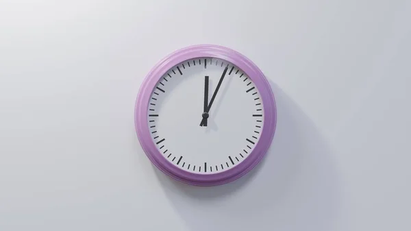 12点4分 白色墙上的一个光滑的粉红钟 时间是00 04或12 — 图库照片
