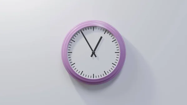 Beyaz Duvardaki Parlak Pembe Saat Bire Beş Veriyor Saat — Stok fotoğraf